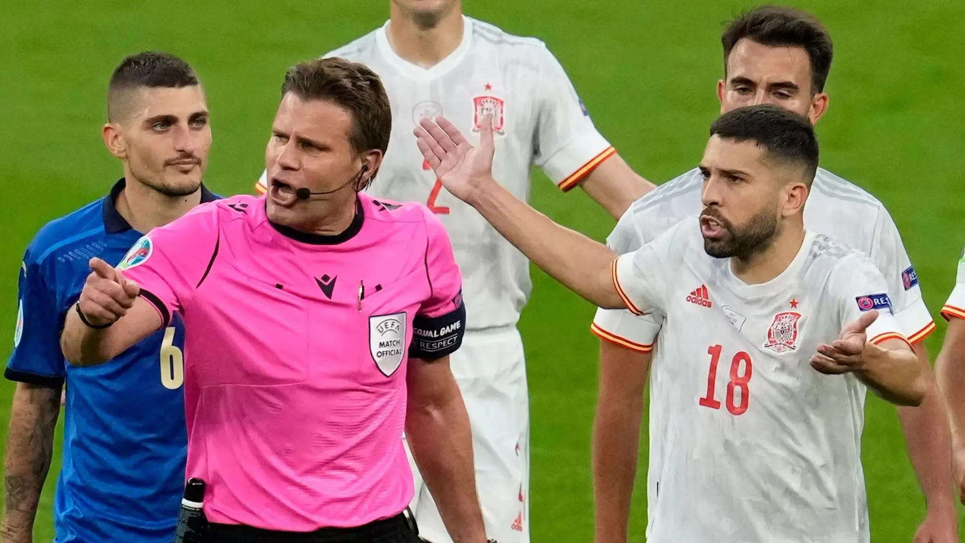 德甲裁判新规引发讨论