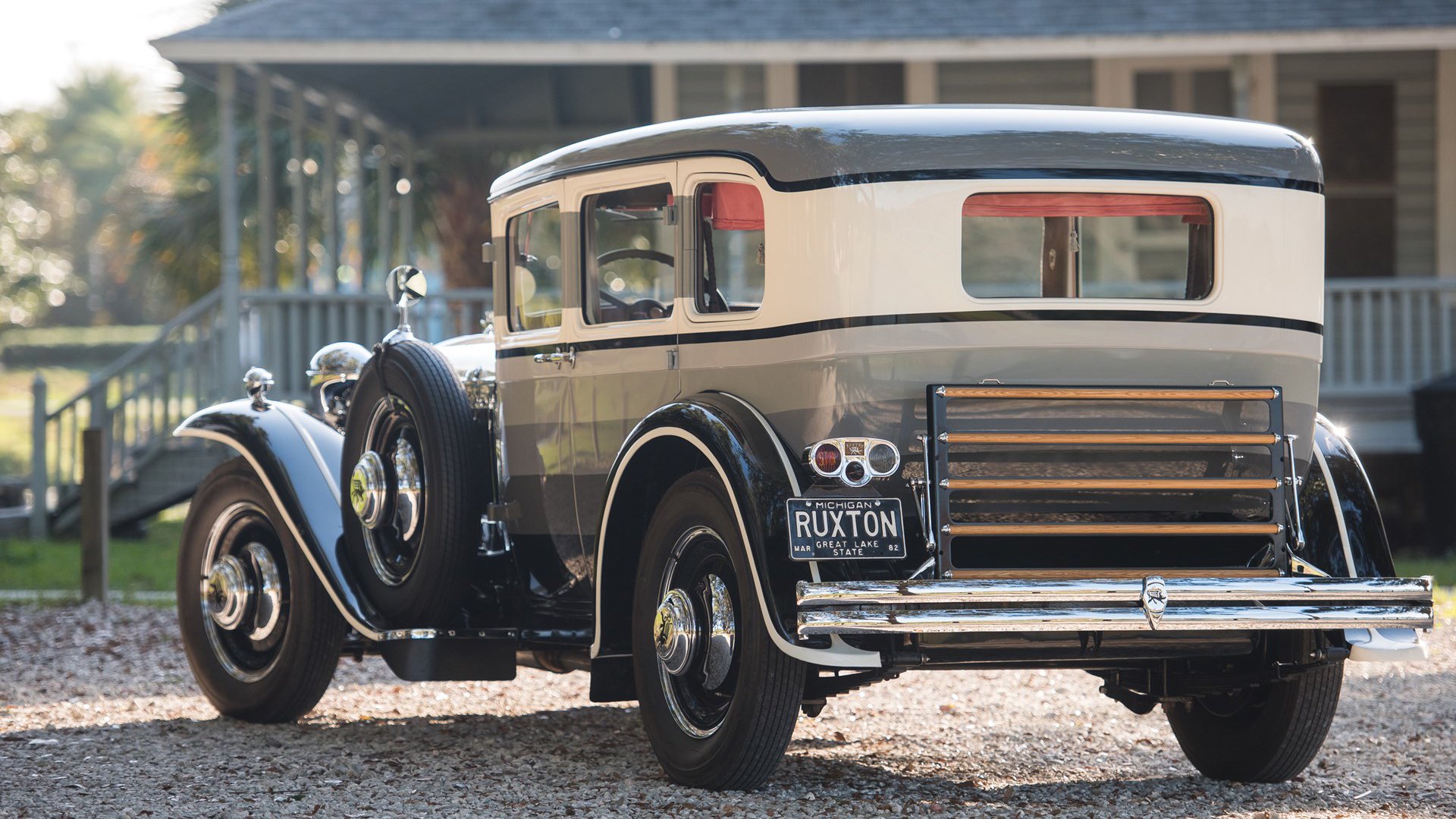 “高新体育中心:健力赛选手刷新纪录,力量与技巧的完美结合”