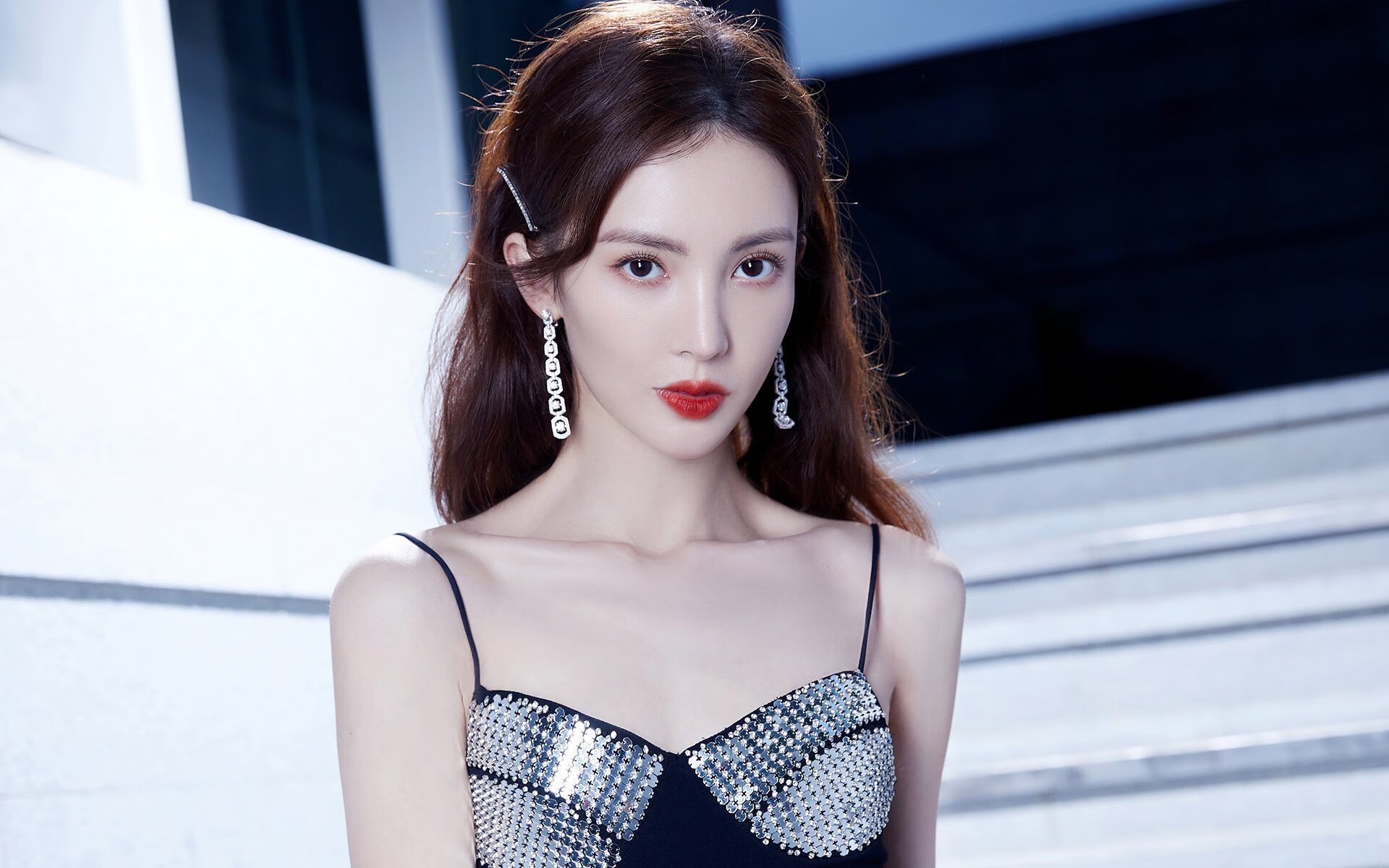 中锋回抢抢断后直塞形成助攻,中锋回防